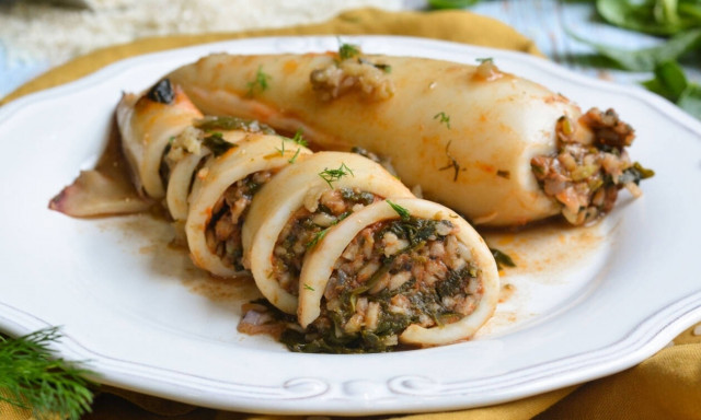 Καλαμάρι γεμιστό με ρύζι και σπανάκι