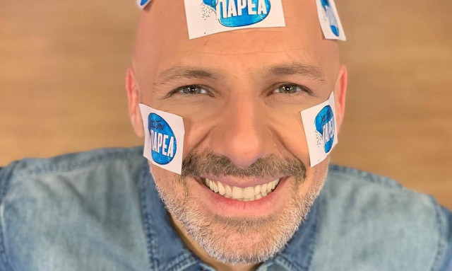 Ο Νίκος Μουτσινάς... προκαλεί! (pics)