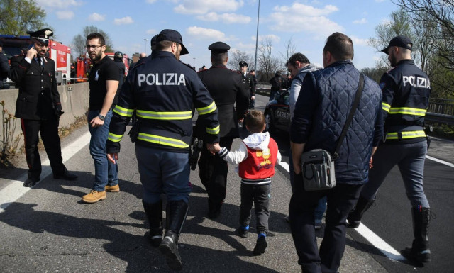 Στιγμές φρίκης: Πριν βάλει φωτιά στο πούλμαν έδεσε με καλώδια 51 παιδιά και τα περιέλουσε με βενζίνη