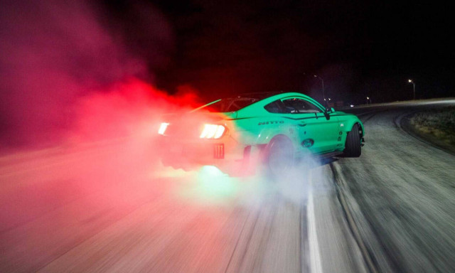 Δείτε μία Mustang να ντριφτάρει έναν ολόκληρο κόμβο τύπου «τριφύλλι»