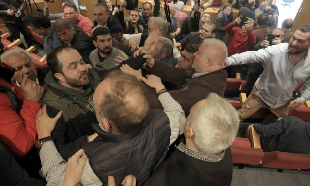 Απίστευτες εικόνες: Ξύλο και ύβρεις στη συνεδρίαση της ΓΣΕΕ