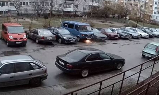 Απίστευτες εικόνες! «Δαιμονισμένο» φορτηγάκι πήρε φωτιά και έπεσε σε άλλα Ι.Χ (pics)