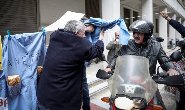 Η απίστευτη ατάκα Πολάκη στον πρόεδρο της ΠΟΕΔΗΝ – Στο υπουργείο Υγείας οι καθαρίστριες (pics)