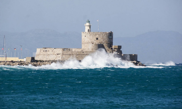 Καιρός τώρα: Με λίγες βροχές και 9 μποφόρ η Παρασκευή - Η πρόγνωση για το τριήμερο (pics)