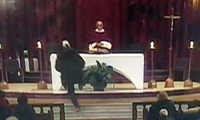 Τρόμος στον Καναδά: Μαχαίρωσαν παπά κατά τη διάρκεια της Λειτουργίας (ΠΡΟΣΟΧΗ! ΣΚΛΗΡΟ ΒΙΝΤΕΟ)