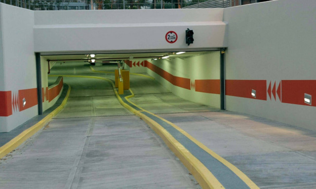 Φωτιά στο πάρκινγκ εμπορικού στον Κηφισό - Απομακρύνθηκαν πελάτες και υπάλληλοι