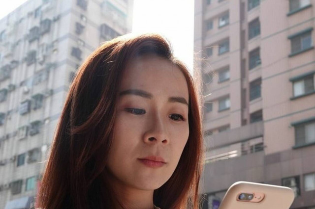 ΣΟΚ: Κοίταζε για ώρες την οθόνη του κινητού της - Δείτε τι έπαθε (pics)