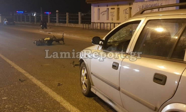 Σοβαρό τροχαίο με μηχανάκι στη Λαμία: Τον έσωσε το κράνος που φορούσε (pics)