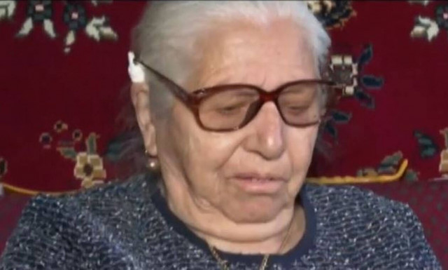 «Στράτα, στρατούλα...»: Η απαράδεκτη συμπεριφορά των αστυνομικών στην 90χρονη που πουλούσε παντόφλες