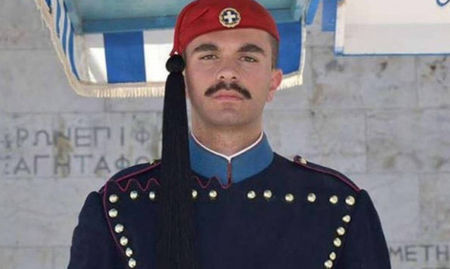 Συγκλονίζουν οι γονείς του αδικοχαμένου Εύζωνα: Ο πόνος μας, έγινε πόνος όλων των Ελλήνων