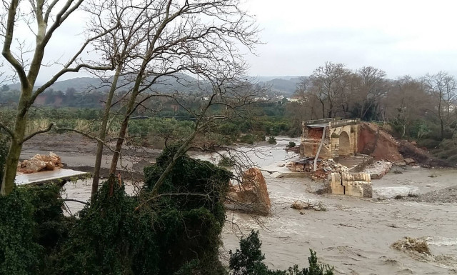 Κρήτη: Βαρέθηκαν να περιμένουν την Πολιτεία και έφτιαξαν μόνοι τους δρόμο (pics)