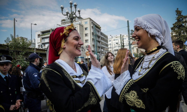 25η Μαρτίου: Ένταση στη μαθητική παρέλαση για την 25η Μαρτίου - Δύο προσαγωγές