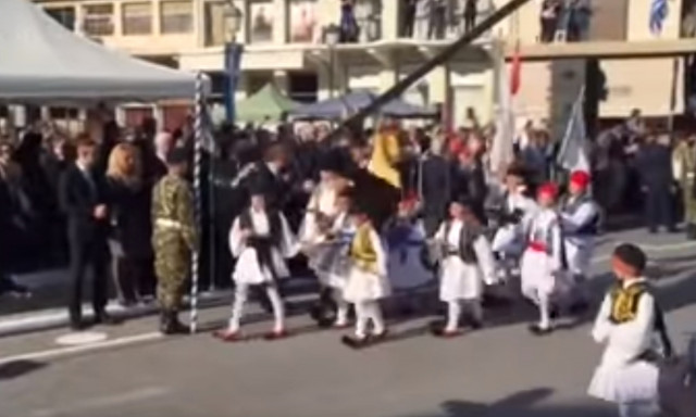 Με το «Μακεδονία Ξακουστή» τελείωσε η παρέλαση στην Καλαμάτα (video)