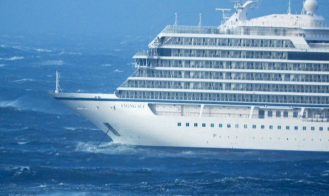 Το κρουαζιερόπλοιο Viking Sky ρυμουλκείται σε ασφαλές λιμάνι