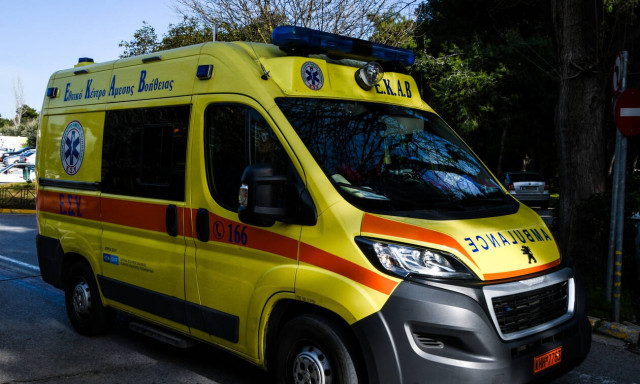 Τρόμος στην Πρέβεζα: Αυτοκίνητο παρέσυρε πεζή και «καρφώθηκε» σε μαγαζί (pic)