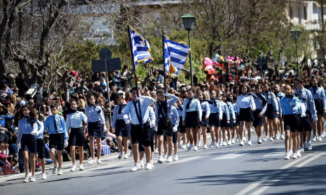 Παρέλαση 25η Μαρτίου: Αυτός είναι ο μικρός «μουστακαλής» που έκλεψε την παράσταση