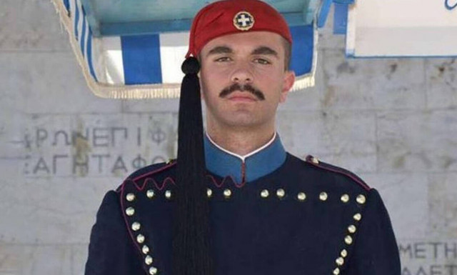 Ράγισαν καρδιές: Εύζωνας παρήλασε φορώντας την φουστανέλα του αδικοχαμένου Σπύρου Θωμά (pics)