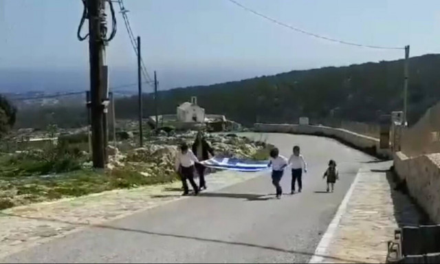 25η Μαρτίου: Συγκίνηση στη Γαύδο - Τρεις μαθητές έκαναν παρέλαση κρατώντας τη σημαία (vid)