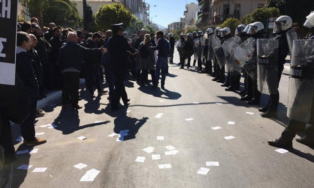 25η Μαρτίου: Επεισόδια με τραυματίες πριν την μαθητική παρέλαση της Καλλιθέας  