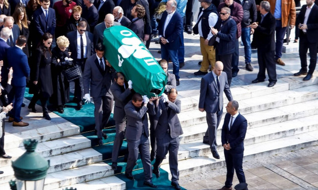 Το «τελευταίο αντίο» στον Θανάση Γιαννακόπουλο - Ήταν όλοι εκεί για τον «Τυφώνα» (pics+vids)