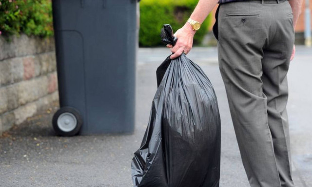 Λαμία: Βγήκε για μια βόλτα και «πάγωσε» με αυτό που βρήκε σε πεταμένες σακούλες (pics)