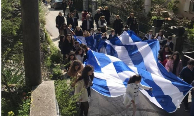 Ρίγη συγκίνησης στην Ασή Γωνιά: Παιδιά παρέλασαν κρατώντας μια τεράστια ελληνική σημαία