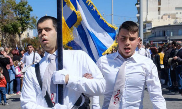 Σκόρπισε περηφάνια το τυφλό Κρητικόπουλο που κράτησε τη σημαία μας ψηλά