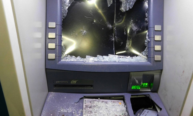 Τρόμος στην Παιανία: «Μη βγείτε έξω θα ανατινάξουμε το ΑΤΜ» (vid)