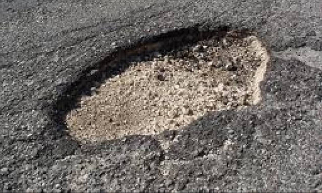 Θεσσαλονίκη: Λακκούβα έμενε ανοιχτή για 3 χρόνια - Δε φαντάζεστε τι φύτρωσε... (pics)