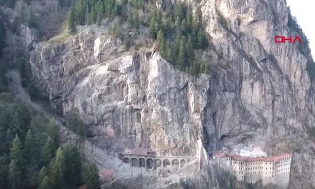 Τεράστιος βράχος απειλεί να ισοπεδώσει την Παναγία Σουμελά (vid)