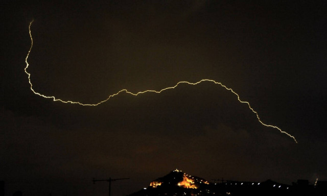 Καιρός: Έρχεται… χειμώνας - Ποιες περιοχές θα σαρώσουν καταιγίδες και χιόνια