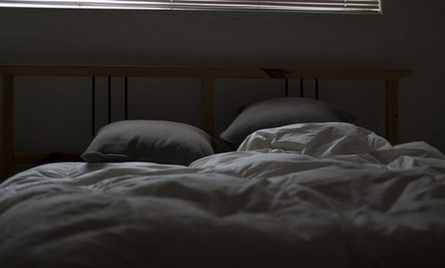 Άκουσε θόρυβο και κοίταξε κάτω από το κρεβάτι - ΑΥΤΟ που είδε τον ΣΟΚΑΡΕ