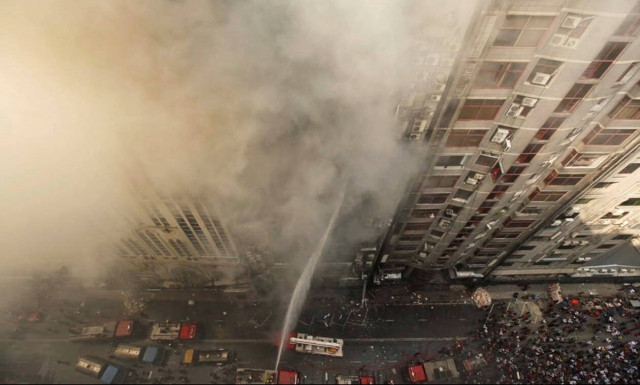 Κόλαση φωτιάς στο Μπαγκλαντές: Πηδούν από κτήριο 19 ορόφων για να σωθούν - Ένας νεκρός (pics+vid)