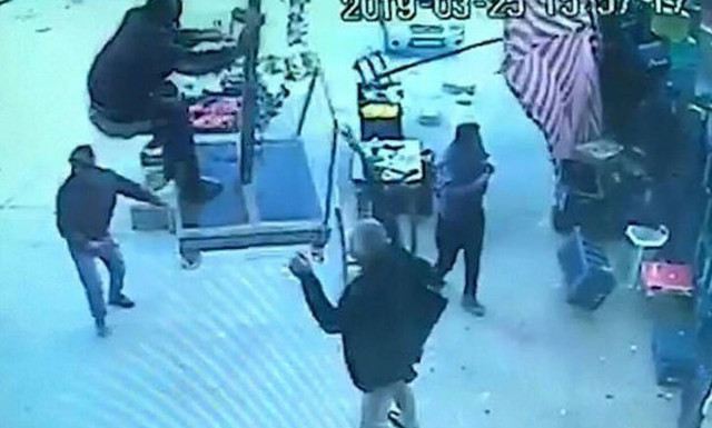 Αδιανόητο βίντεο: Τούρκος ανεβαίνει πάνω σε ομπρέλα και απογειώνεται από τον άνεμο!