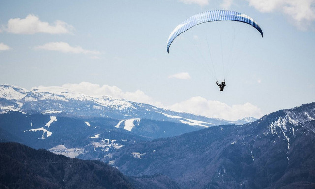 Έπεσε με αλεξίπτωτο για να γιορτάσει την ενηλικίωσή της και βρήκε τραγικό θάνατο (vid)