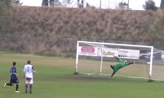 Τι έβαλε ο παικταράς... Απίστευτη γκολάρα σε τοπικό πρωτάθλημα (video)