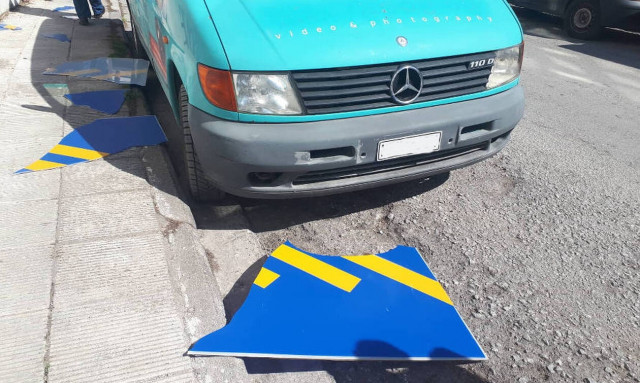 Κοζάνη: Γλίτωσε από πινακίδα που έπεσε από τον... ουρανό αλλά τον πάτησε αυτοκίνητο (pics)