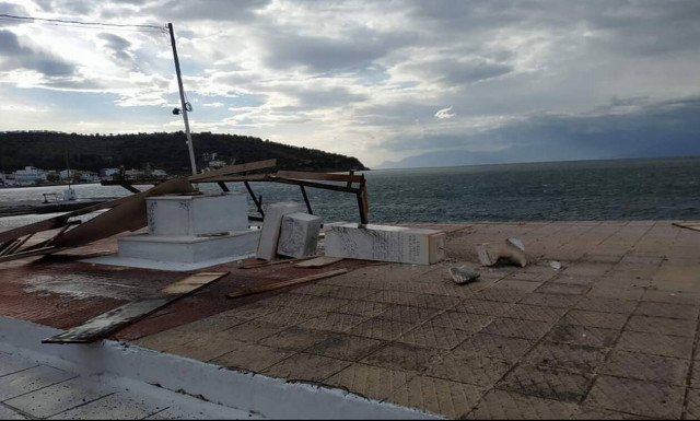 Φωκίδα: Απίστευτο βίντεο – Εξέδρα… «πέταξε» λόγω του αέρα και γκρέμισε Ηρώο!