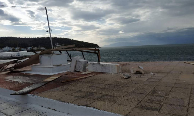Θυελλώδεις άνεμοι στη Φωκίδα: Εξέδρα σηκώθηκε και γκρέμισε ηρώο
