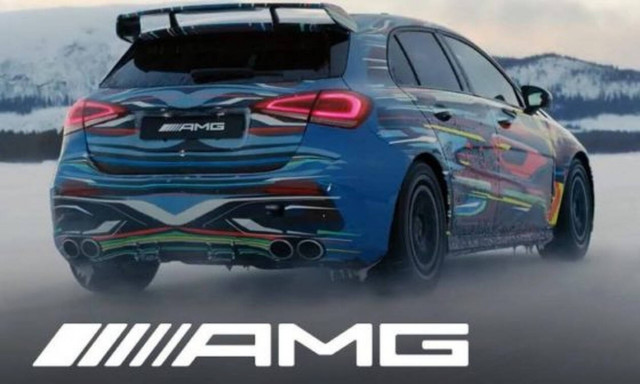 Δείτε την AMG Α45 με τα 421 άλογα να πηγαίνει με το πλάι (vid)