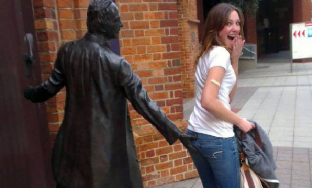 Όταν οι γλύπτες έφτιαχναν αυτά τα αγάλματα δεν είχαν ιδέα τι θα έκαναν κάποιοι άνθρωποι μαζί τους