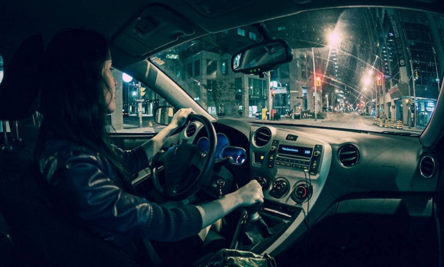 Προσοχή! Αυτά είναι τα πέντε πράγματα που δεν πρέπει να κάνετε ποτέ με τον λεβιέ ταχυτήτων (Vid) 