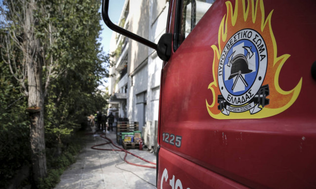 Φωτιά σε αποθήκη στο Κορωπί
