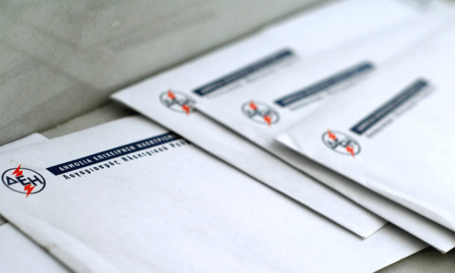 ΔΕΗ: «Ψαλίδι» στις εκπτώσεις στους συνεπείς πελάτες - Πόσα χρήματα θα πληρώνουν στο ηλεκτρικό ρεύμα