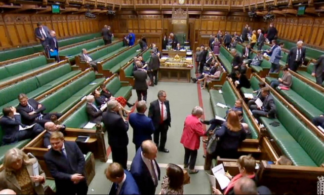 Αναστάτωση στη βρετανική Βουλή: Ημίγυμνοι διαδηλωτές διέκοψαν τη συζήτηση για το Brexit (vid)