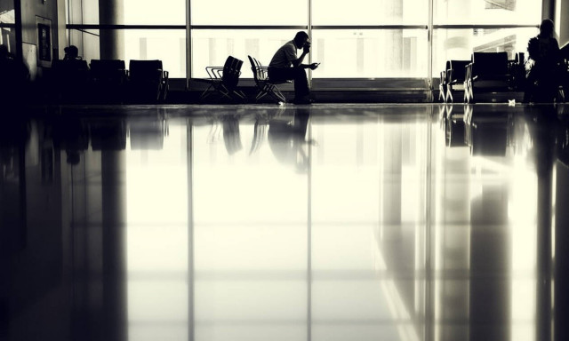 Η φυγή των νέων υποθηκεύει το μέλλον της χώρας