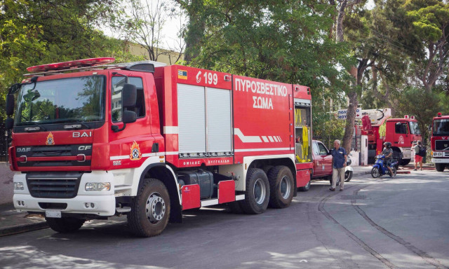 Φωτιά ΤΩΡΑ: Οι πρώτες εικόνες από την πυρκαγιά στο κέντρο της Γλυφάδας