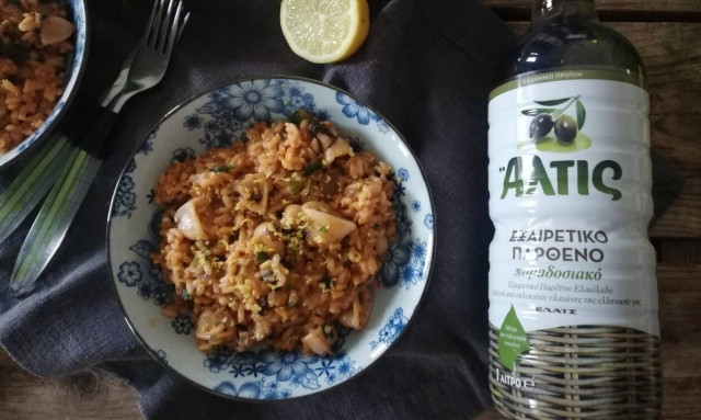 Η Mamatsita μαγειρεύει καλαμαράκια με ρύζι!