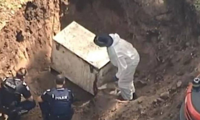 Το θαμμένο ψυγείο στην αυλή έκρυβε μυστικό - Θρίλερ με αυτό που βρήκαν (pics)