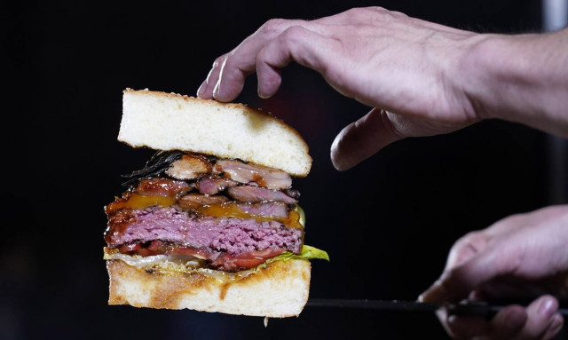 Αυτό το χάμπουργκερ ζυγίζει 3 κιλά! Πόσο θα σας κοστίσει; (pics)